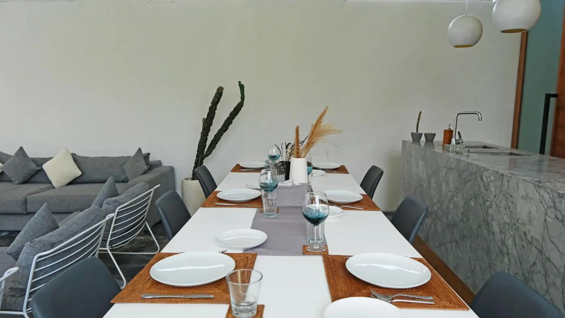 Modern & Central 3 Bedroom plus cinema Seminyak