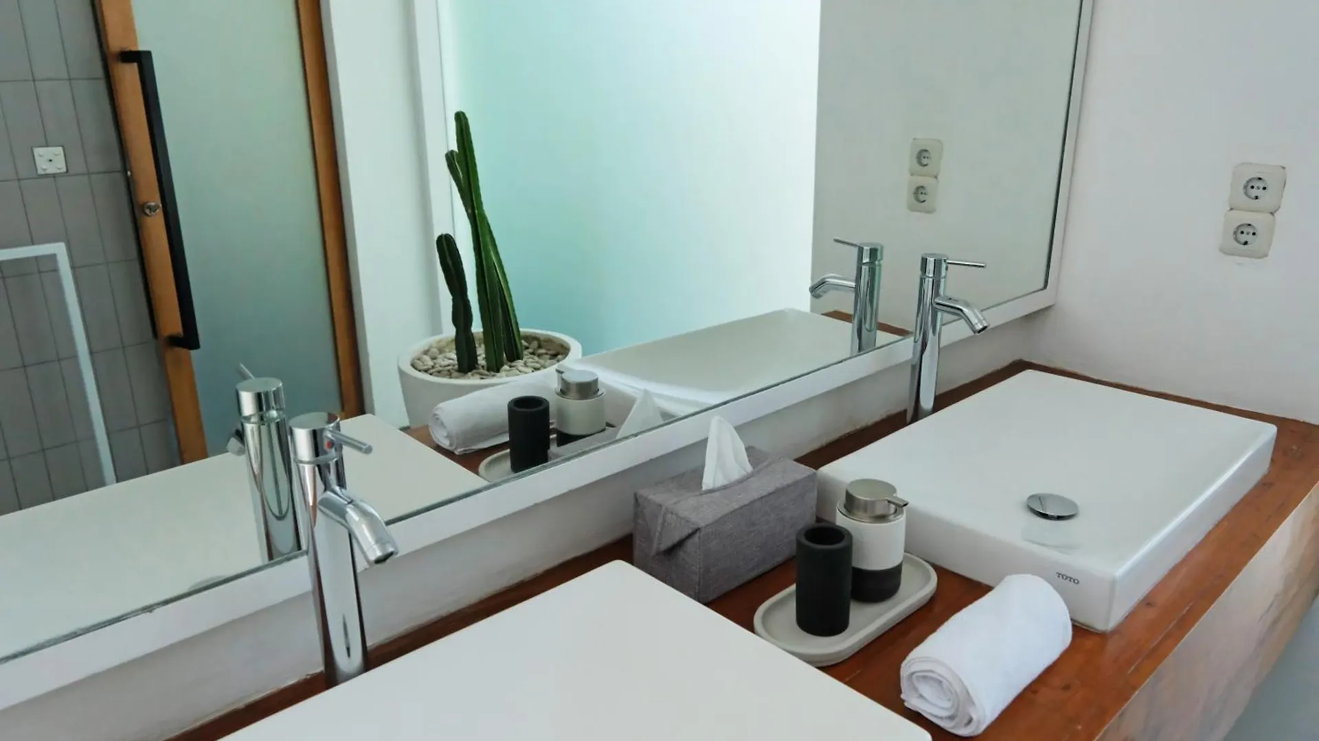 Modern & Central 3 Bedroom plus cinema Seminyak  Villa