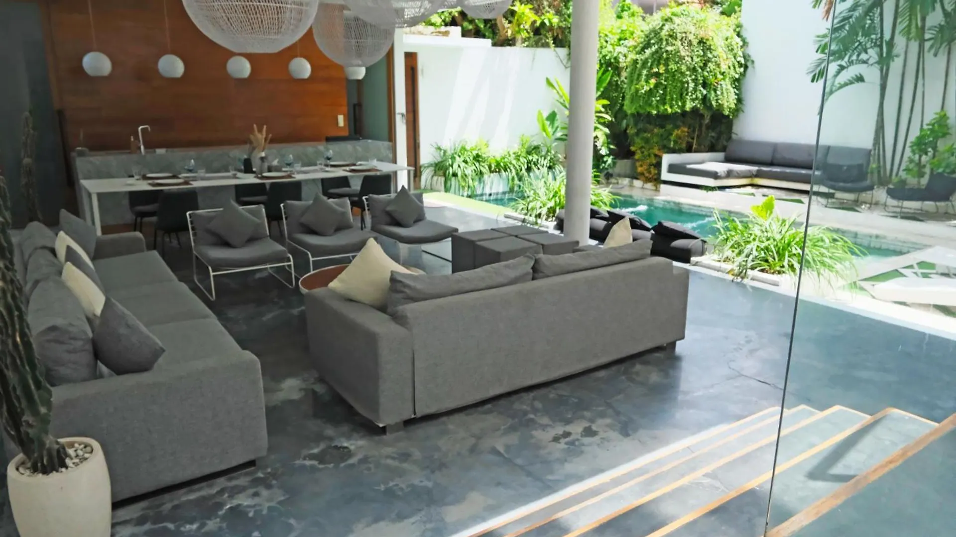 Villa Modern & Central 3 Bedroom plus cinema Seminyak