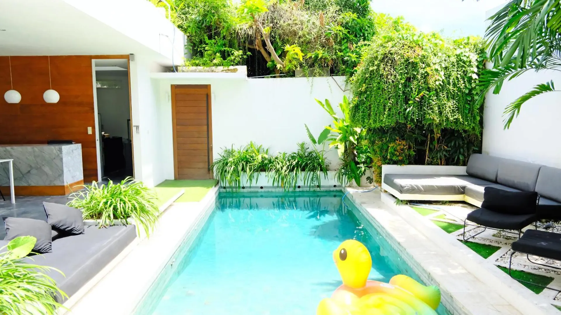 Modern & Central 3 Bedroom plus cinema Seminyak  0*, Seminyak (Bali)
