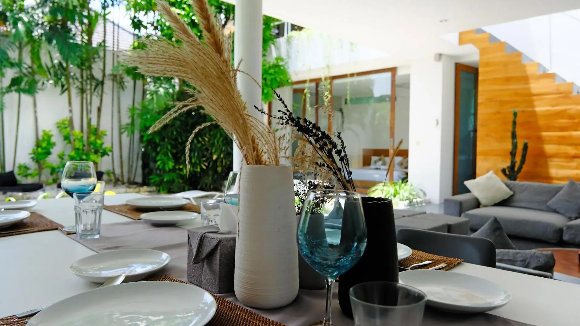 Modern & Central 3 Bedroom plus cinema Seminyak  0*, Seminyak (Bali)