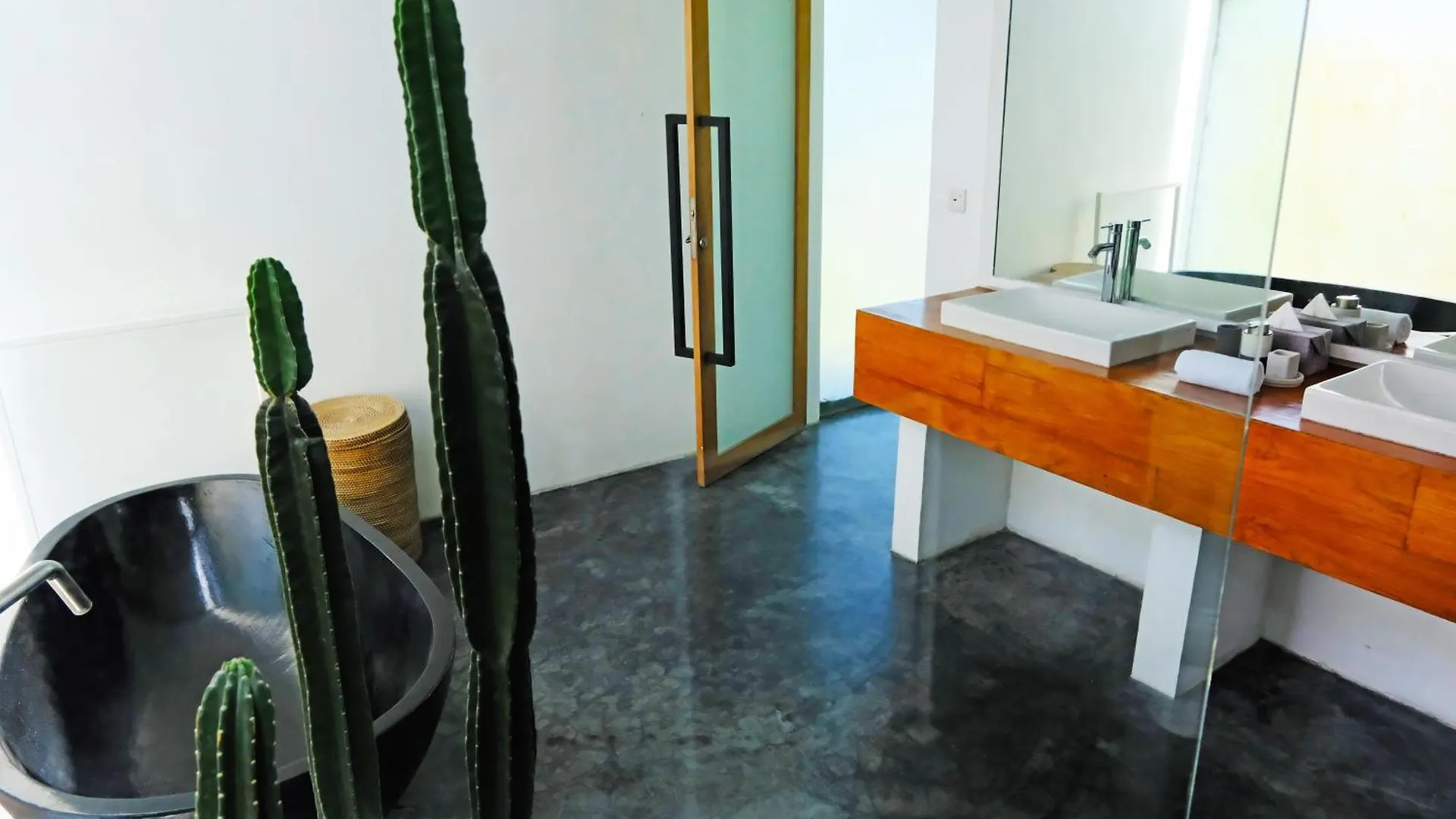 Modern & Central 3 Bedroom plus cinema Seminyak