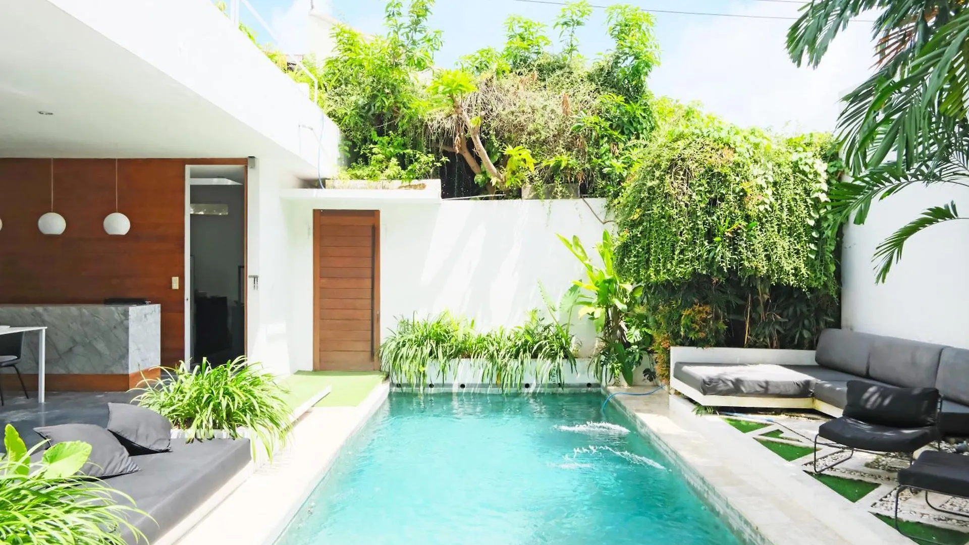 Modern & Central 3 Bedroom plus cinema Seminyak  Villa Seminyak (Bali)