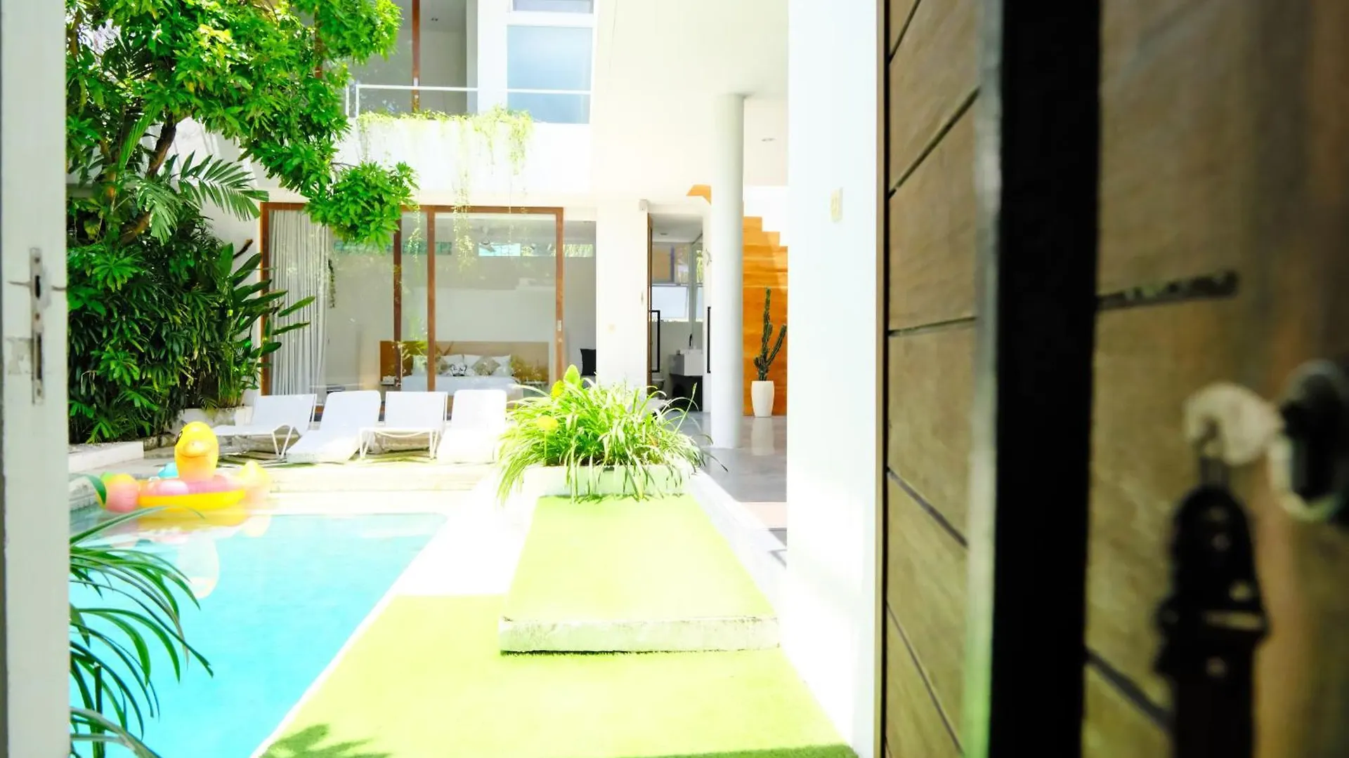 Modern & Central 3 Bedroom plus cinema Seminyak